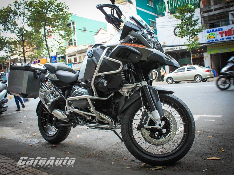 BMW R1200GS Adventure, mẫu mô tô được mệnh danh là "vua địa hình" khi có thiết kế hầm hố cùng khả năng vận hành linh hoạt trên nhiều dạng đường xá vừa xuất hiện tại Sài Gòn với màu sơn xanh quân đội lạ mắt.