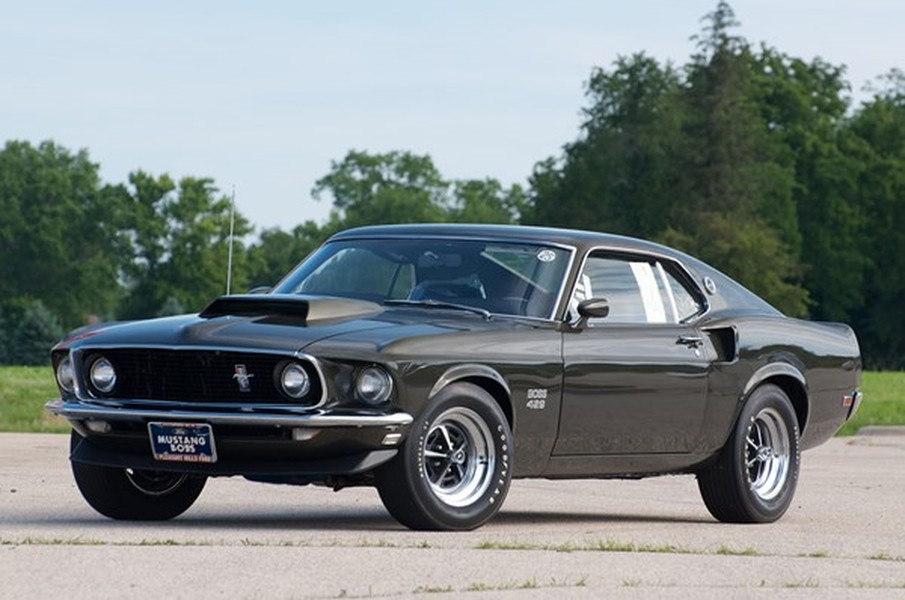 Ford Mustang Boss 429 – 500.000 USD: Một chiếc Ford Mustang 429 phiên bản 1969 được giá bán cao ngất ngưởng 550.000 USD tại phiên đấu giá Mecum Auctions. Chiếc Ford Mustang này là một trong những loại xe đua "cơ bắp" hiếm nhất quả đất do chỉ có 859 chiếc được sản xuất.