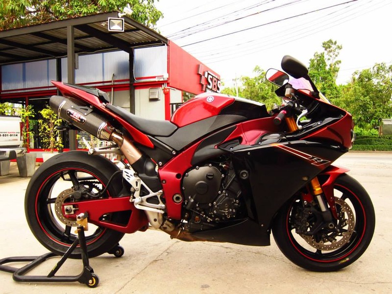 Yamaha R1 là chiếc mô tô phân khối lớn giữ vị trí hàng đầu trong dòng superbike của Yamaha nhiều năm liền. Chiếc xe là đối thủ cạnh tranh không hề dễ chịu với các anh tài khác cùng phân khúc 1000cc.