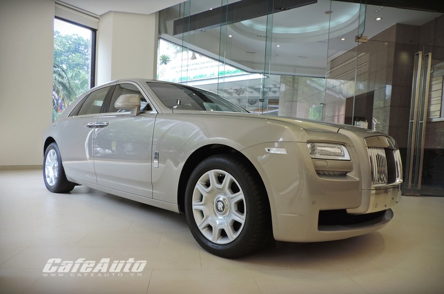 Ghost được ra mắt vào năm 2010. Trong danh mục sản phẩm của Rolls-Royce, Ghost là mẫu xe có giá dễ chịu nhất khi giá cơ bản từ 245.000 USD.