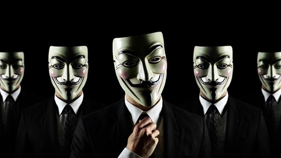 Anonymous: Thành lập vào năm 2004 và nổi tiếng với biểu tượng mặt nạ Guy Fawkes,  nhóm tin tặc nguy hiểm này gây ra những cuộc tấn công mạng tầm cỡ quốc tế như xâm nhập dữ liệu của lầu Năm Góc, hack Visa, PayPal và MasterCard vì từ chối thanh toán cho WikiLeaks. Trong năm nay, Anonymous đã làm sập một số trang web thuộc tổ chức ISIS.