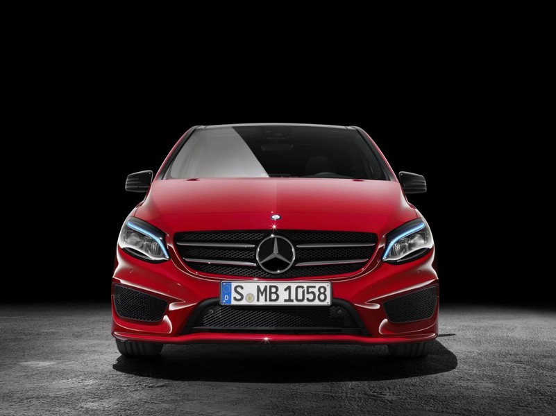 Dựa trên những hình ảnh mới công bố của Mercedes, B-Class 2015 dường như được thiết kế lại hãm xung trước, lưới tản nhiệt cùng với đèn pha chế độ ban ngày.