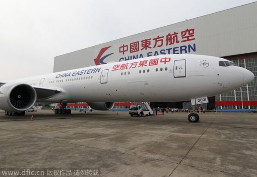 Chiếc Boeing 777-300ER của hãng hàng không China Eastern Airlines đỗ tại một sân bay ở Thượng Hải, Trung Quốc.