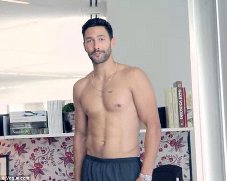 Noah Mills đã tới văn phòng của tạp chí Vogue để hướng dẫn những bài tập đơn giản có thể thực hiện ngay tại nơi bạn làm việc.