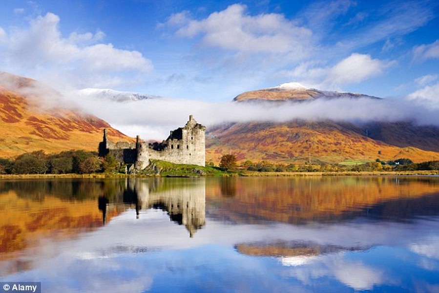 Hồ Loch Awe ở Scotland với phong cảnh thanh bình khiến du khách xao lòng là một trong những  danh thắng không thể bỏ qua khi đi du lịch Vương quốc Anh.