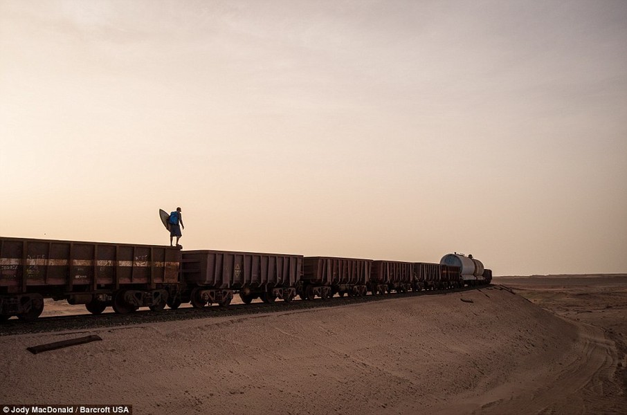 Jody bắt đầu hành trình khám phá cuộc sống tại  sa mạc Sahara từ Mauritania.