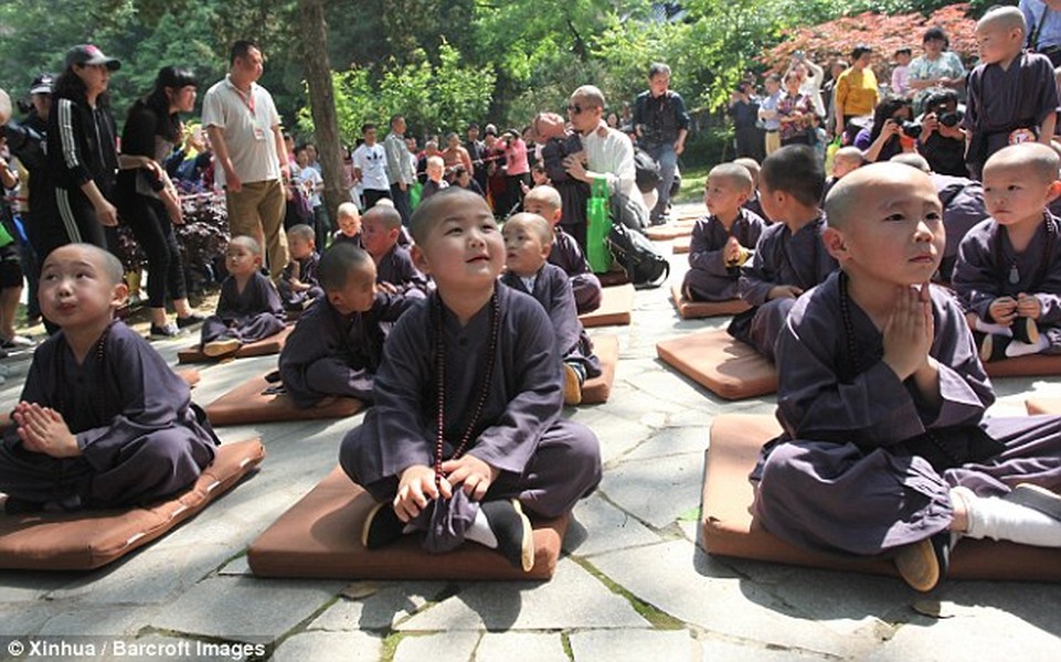 Theo trang tin People's Daily,  cuộc thi chú tiểu đáng yêu được tổ chức tại một ngôi chùa trên núi Thê Hà ở tỉnh Giang Tô, Trung Quốc.