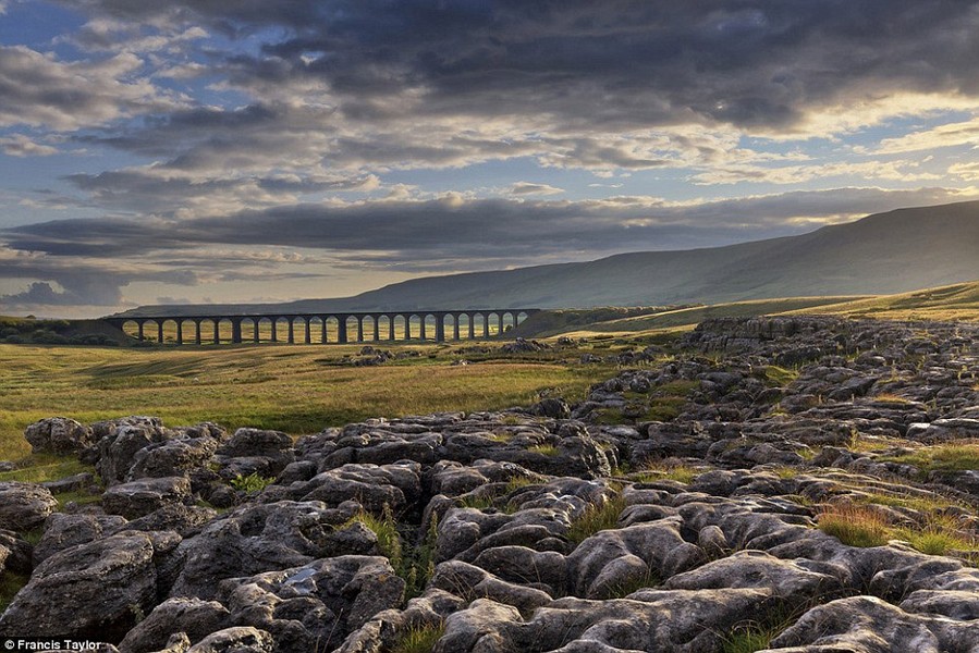 Cây cầu đường sắt Ribblehead Viaduct nổi bật giữa phong cảnh thiên nhiên tuyệt đẹp ở vùng North Yorkshire, Anh. (Ảnh: Francis Taylor)