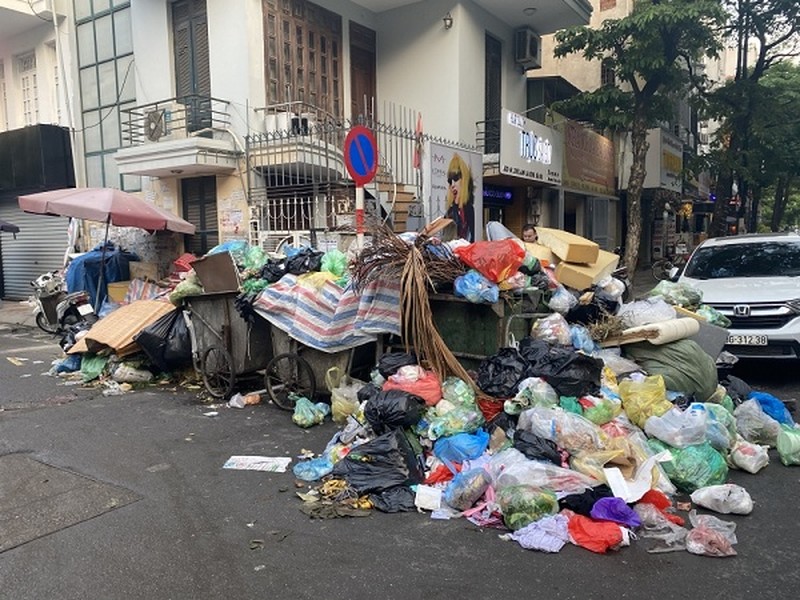 Nhiều ngày qua, một số người dân ở xã Nam Sơn và xã Hồng Kỳ (huyện Sóc Sơn, TP Hà Nội) có hành vi ngăn cản xe chở rác ra vào Khu Liên hợp xử lý chất thải Sóc Sơn (bãi rác Nam Sơn), khiến hoạt động thu gom, vận chuyển rác trên địa bàn TP Hà Nội bị ảnh hưởng. Tại nhiều tuyến đường trong thành phố, rác ùn ứ bốc mùi hôi thối, chất đống nhưng chưa được thu gom chuyển đi.