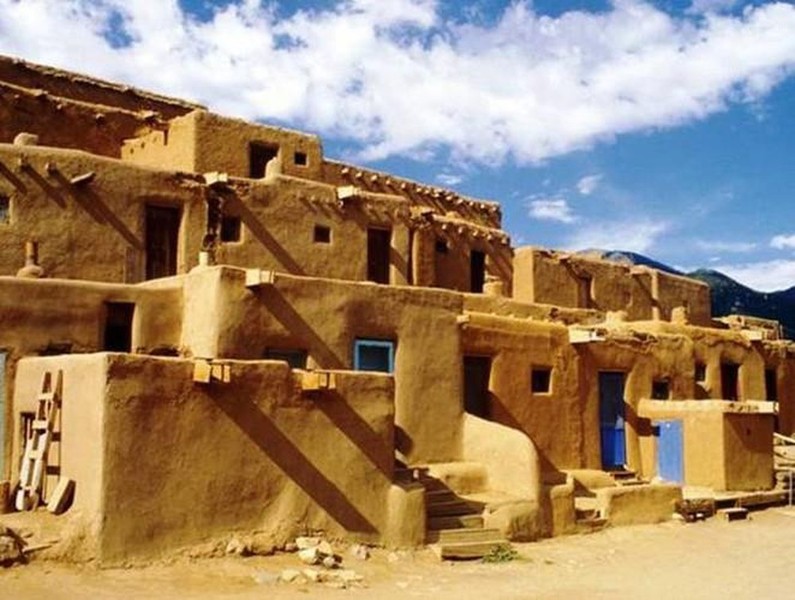 Cư dân ở thị trấn Taos thuộc bang New Mexico rất khó chịu vì một tiếng ồn có tần số thấp được cho là do sự rung động bất thường của luồng không khí trong sa mạc hoặc tiếng vo ve của loài ong. Điểm đặc biệt là chỉ 2% dân số nghe thấy tiếng ồn này.