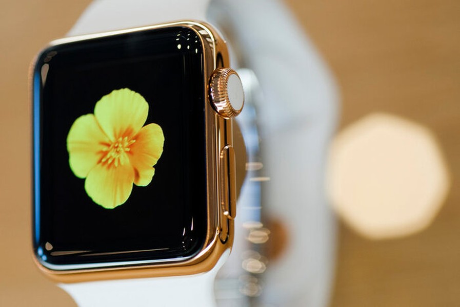 Apple Watch Edition là chiếc smartwatch mạ vàng đầu tiên của Apple với giá khởi điểm 10.000 USD cho bản có khung máy vàng hồng và 17.000 USD cho phiên bản dùng vàng 18 karat.