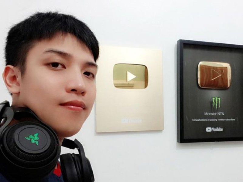 Là một trong những  Youtuber nổi tiếng và tai tiếng nhất Việt Nam với loạt trò đùa tai tiếng, NTN Vlog hiện sở hữu lượt theo dõi khủng lên đến gần 9 triệu người.