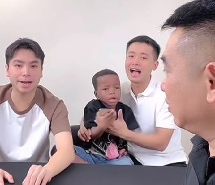 Mới đây trên sóng livestream, team Quang Linh đã tiết lộ Lôi Con sẽ quay trở về Angola, kết thúc hành trình khám phá Việt Nam gần 4 tháng đầy ắp tiếng cười, niềm vui và ý nghĩa.