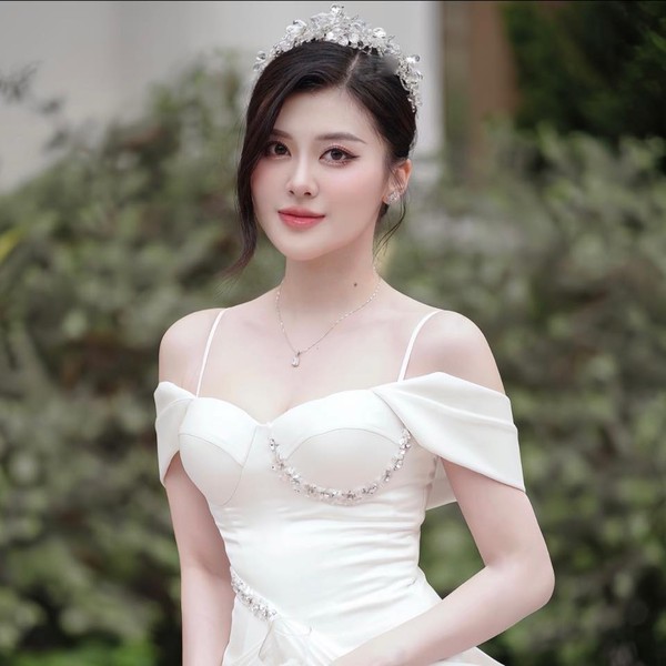 Bạch Huyền Trang sinh năm 1996 tại Nghệ An. Hiện nàng hot girl đang làm việc và sinh sống chủ yếu ở Hà Nội.