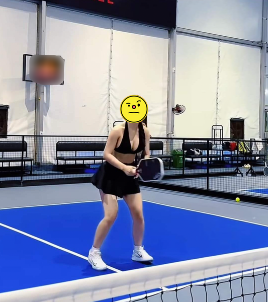 Mới đây, một khoảnh khắc lại khiến bộ môn pickleball mang tiếng oan. Theo đó, một cô gái chia sẻ lý do khiến chồng mình bỗng chăm chỉ đi tập thể dục, hoá ra vì thời trang trên sân của Pickleball quá… mát mẻ.