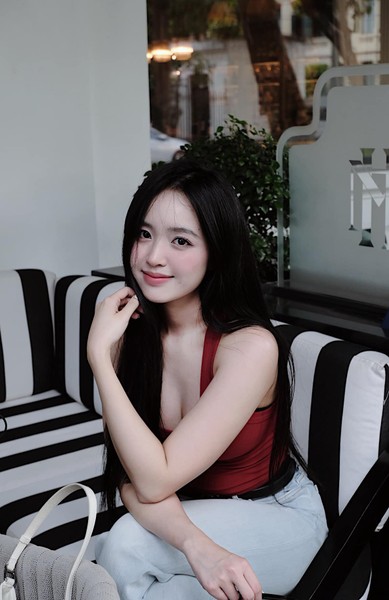 Lê Phương Anh (sinh năm 1997, Hà Nội) là hot girl quen mặt với giới trẻ Hà thành. Cô nàng sở hữu hơn 500.000 người theo dõi trên Instagram.