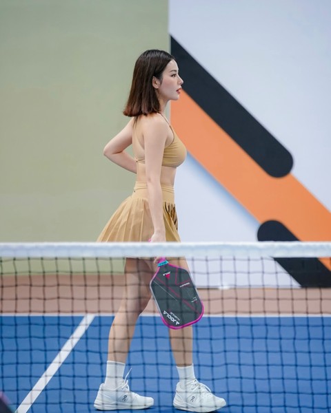 Pickleball đang được mệnh danh là "môn thể thao thị phi" khi câu chuyện ăn mặc sao cho phù hợp trên sân tập đang là chủ đề khiến nhiều diễn đàn tranh cãi nảy lửa. Milan Phạm là nhân vật tiếp theo được thêm vào danh sách các mỹ nhân Việt có thời trang pickleball bị một bộ phận người dùng mạng chỉ trích.