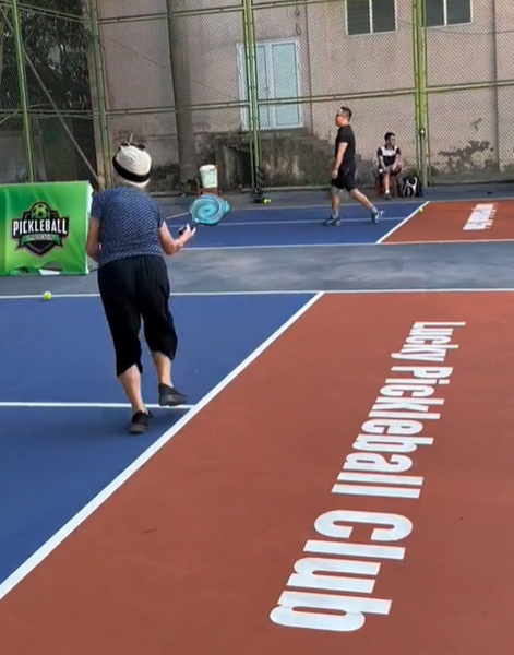 Thời gian gần đây, pickleball trở thành bộ môn thể thao được rất nhiều người tham gia. Sức hot của bộ môn này không chỉ thu hút những người nổi tiếng, mà ngay cả những người đã lớn tuổi.