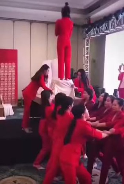 Mới đây, trên MXH lan truyền video "đánh thức bản lĩnh" của một công ty với màn để 1 nhân viên thả rơi người từ trên cao, những người khác ở dưới đỡ. Nhiều người vô cùng khó hiểu về mục đích của hành động nguy hiểm này.