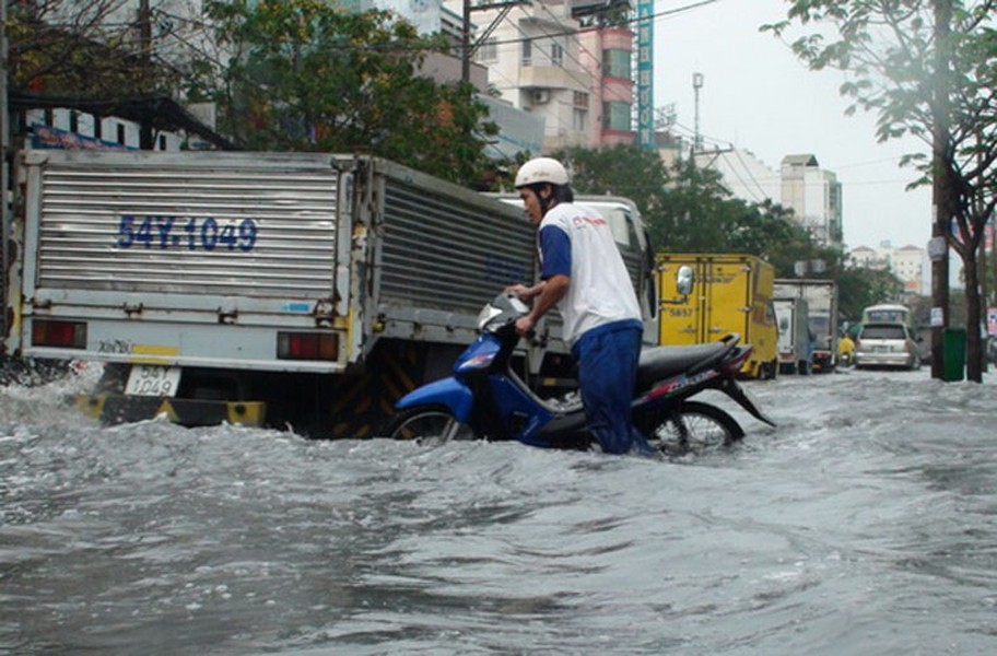 Các tuyến đường ngập như Phạm Phú Thứ, Đồng Đen, Bàu Cát, Hồng Lạc (Q.Tân Bình), Hòa Bình (Q.Tân Phú và Q.11), Khuông Việt (Q.Tân Phú), Kinh Dương Vương (Q.6)...