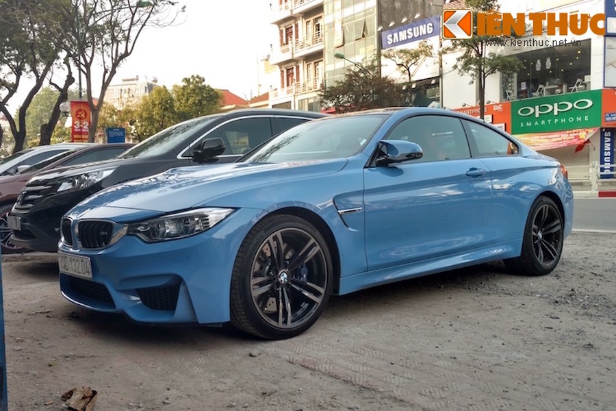 Sau hai chiếc tại TP HCM, chiếc  xe thể thao BMW M4 màu Yas Marina Blue này đã về tới tay chủ mới - một người trẻ tuổi tại Hà Nội vào tháng 12 và đã kịp "ra biển trắng" để đi chơi Tết.