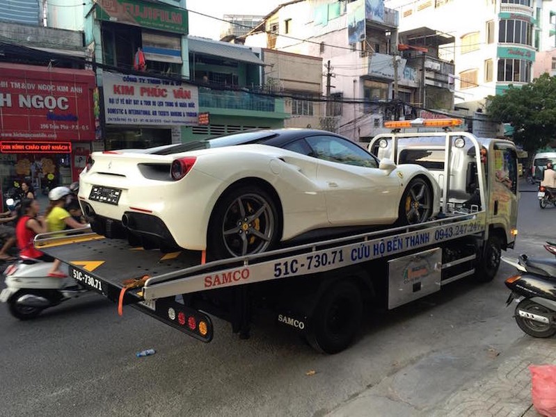  Siêu xe Ferrari 488 GTB màu trắng Bianco Avus này là chiếc thứ 2 về tới Việt Nam và về cùng một ngày với một chiếc 488 GTB khác có màu đỏ Rosso Corsa.