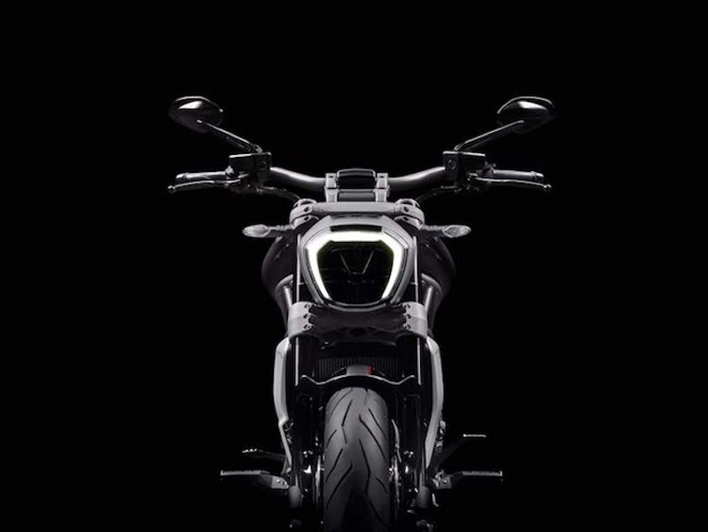 Ra mắt lần đầu vào tháng 11 năm ngoái,  Ducati XDiavel S là mẫu xe mới nhất của Ducati trong phân khúc powercruiser với thiết kế cực "ngầu" và hiện đại. Không chỉ được các fan môtô ưa thích, chiếc xe cũng đã giành được sự ưu ái của các giám khảo giải thưởng thiết kế Red Dot Design 2016.