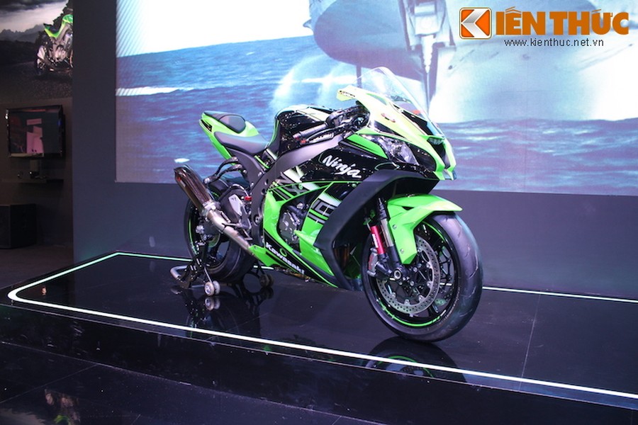 Có tên đầy đủ là Ninja ZX-10R,  Kawasaki ZX-10R thế hệ mới được ra mắt lần đầu tại triển lãm EICMA vào tháng 11 vừa qua. Nếu chỉ nhìn thoáng qua, có vẻ như Kawasaki Ninja ZX-10R thế hệ mới không có nhiều khác biệt về ngoại hình so với thế hệ trước.