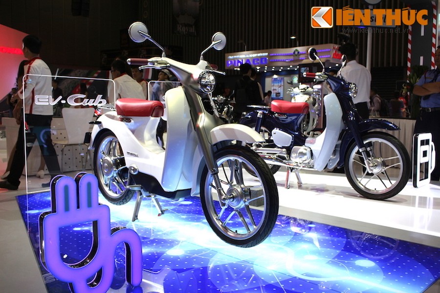 Trên thực tế, phiên bản concept đầu tiên của  Honda EV-Cub đã xuất hiện từ năm 2009. Sau đó tới triển lãm Tokyo vào năm 2015, Honda đã tiếp tục giới thiệu phiên bản mới của nó bên cạnh chiếc Super Cub Concept chạy xăng bình thường. Cả 2 mẫu xe này vừa được Honda trưng bày tại triển lãm xe máy Việt Nam 2016 tại TP HCM.