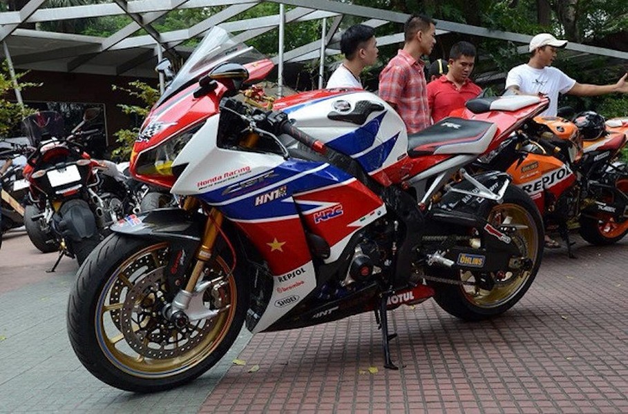 Chiếc  Superbike Honda CBR1000RR được biker Nha Trang "lên đồ" được sản xuất vào năm 2012, vốn đã thuộc phiên bản cao cấp nhất FireBlade SP.