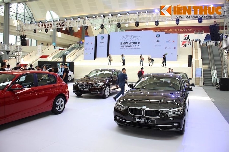 Là thương hiệu "mẹ" BMW đương nhiên sẽ có khu vực trưng bày lớn nhất tại triển lãm  BMW World Vietnam 2016, chiếm hết sảnh giữa của Trung tâm hội nghi Quốc gia và thậm chí còn "lấn" một chút sang bên cánh trái.