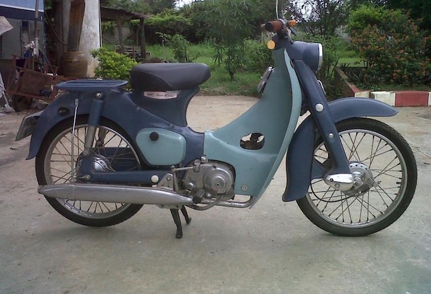 Chiếc  Honda Super Cub C100 thế hệ đầu tiên được sản xuất lần đầu từ năm 1958. Kể từ đó tới nay, Super Cub đã trở thành dòng xe máy bán chạy nhất Thế giới, với số lượng lên tới gần 100 triệu chiếc.