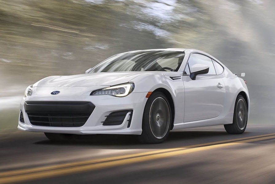 Giống như Toyota đã từng làm với chiếc GT86 cách đây không lâu, mẫu xe thể thao  Subaru BRZ 2017 cũng chỉ được nâng cấp nhẹ ở ngoại thất. Trong đó, Subaru đã sửa đổi lại thiết kế cản trước của chiếc xe với các khe làm mát ở hai bên.