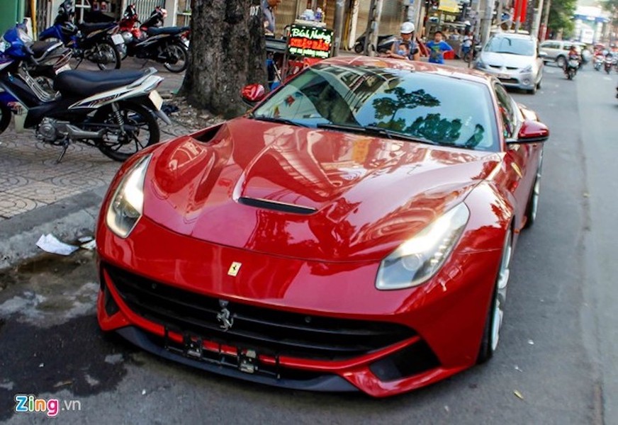  Siêu xe Ferrari F12Berlinetta thứ 5 vừa được nhập khẩu về Việt Nam. So với những phiên bản trước đây, chiếc xe này được độ khá nhiều chi tiết, bao gồm mâm, pô và nội thất.