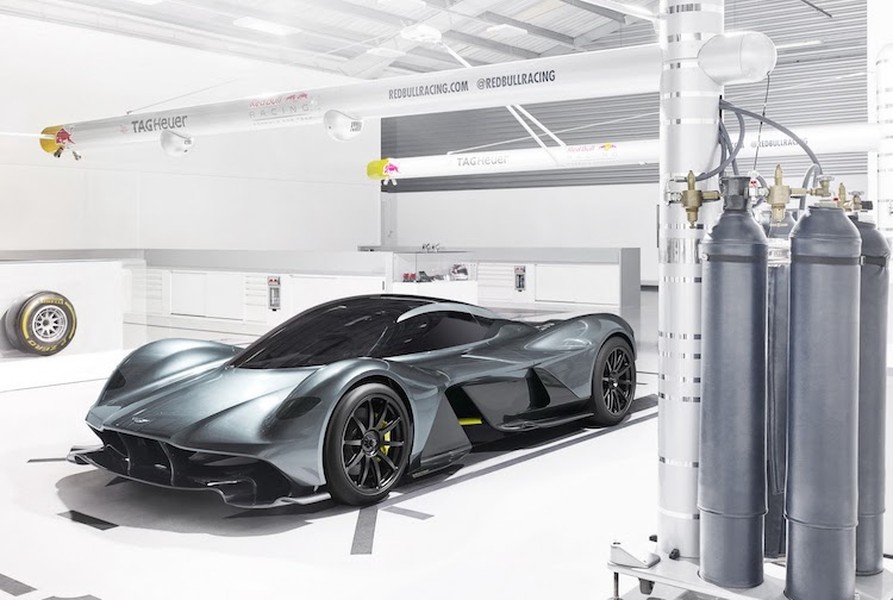  Siêu xe Aston Martin AM-RB 001 là một dự án táo bạo của Aston Martin phối hợp cùng bộ phận công nghệ cao Red Bull Advanced Technologies của đội đua Red Bull Racing. Đứng đằng sau dự án siêu xe cực "khủng" này sẽ là kỹ sư Adrian Newey từ Red Bull và Marek Reichman từ Aston Martin.