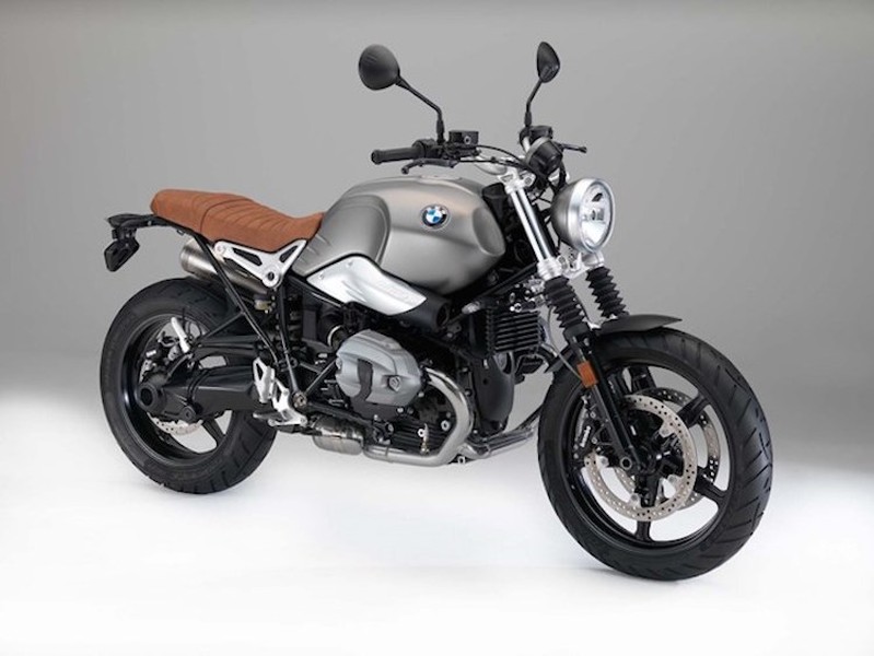 Được ra mắt lần đầu tại triển lãm EICMA năm ngoái,  BMW R nine T Scrambler là sự "hồi sinh" một trang sử trong thập niên 60-70 của hãng, khi những chiếc xe có lốp gai và ống xả đặt cao "chinh phục" tất cả những cung đường từ thành thị tới đường đất.