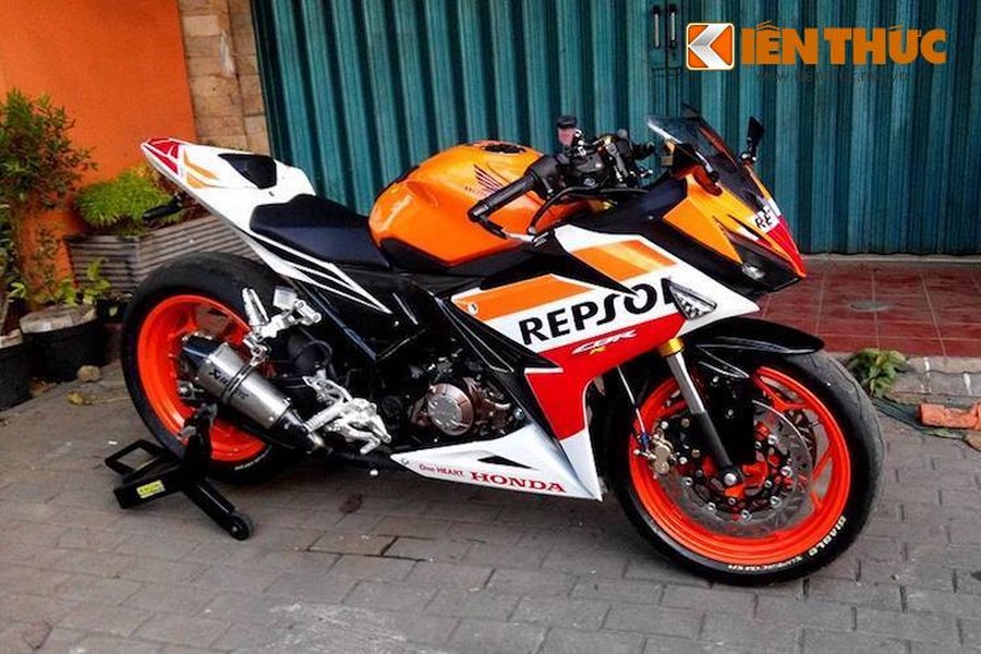 Ra mắt lần đầu vào tháng 2 năm nay tại Indonesia,  Honda CBR150R 2016 hoàn toàn mới là một "cuộc cách mạng" về thiết kế so với thế hệ cũ. Trên phiên bản mới nhất này, Honda đã thiết kế kiểu dáng của xe theo hướng góc cạnh và thể thao hơn nhiều, khiến CBR150R trở thành một trong những mẫu sportbike phân khối nhỏ hấp dẫn nhất hiện nay.