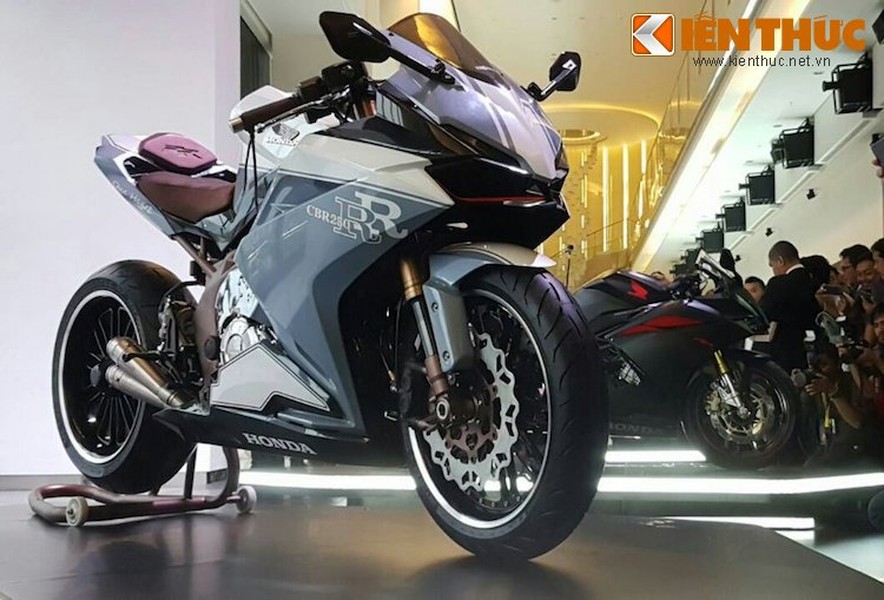 Giống như đã từng làm với chiếc Winner 150 tại Malaysia, trong lễ ra mắt chính thức mẫu sportbike phân khối lớn tầm trung  Honda CBR250RR mới tại Indonesia vào ngày 25/7/2016, liên doanh Astra Honda cũng đã trưng bày một bản độ cực "khủng" của dòng xe này.