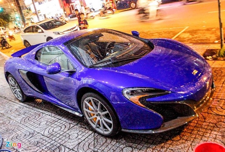 Tính đến thời điểm hiện tại, 8 chiếc  siêu xe McLaren tại Việt Nam, trong đó 7 chiếc 650S Spider và 1 chiếc 570S. Đa phần xe màu vàng, cam hoặc xám, chỉ duy nhất một chiếc màu xanh Aurora Blue được nhập về. Đây cũng là màu tương tự với chiếc Lamborghini Aventador 750 SV.