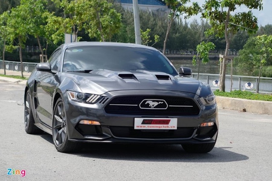 Chiếc  Ford Mustang 2015 bản kỷ niệm 50 năm được độ bodykit kiểu Rocket bởi xưởng Wit Tuning ở Sài Gòn. Điểm gây chú ý trên phiên bản độ này là cản trước có hốc gió lớn hơn, nắp ca-pô gồ lên và có khe hút gió.