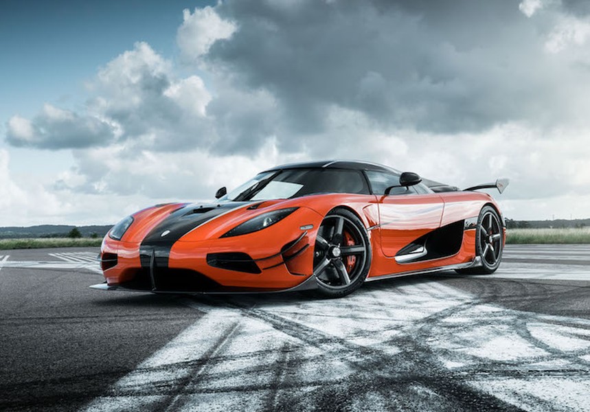 Không chỉ có ý nghĩa là một siêu xe "độc bản",  Koenigsegg Agera XS còn đánh dấu việc hãng siêu xe Thụy Điển Koenigsegg chính thức quay trở lại thị trường Mỹ. Có kiểu dáng bên ngoài gần như giống hoàn toàn các phiên bản Agera khác, chỉ những người cực kỳ đam mê siêu xe mới có thể nhận ra những thay đổi trên phiên bản "có một không hai" Agera XS.