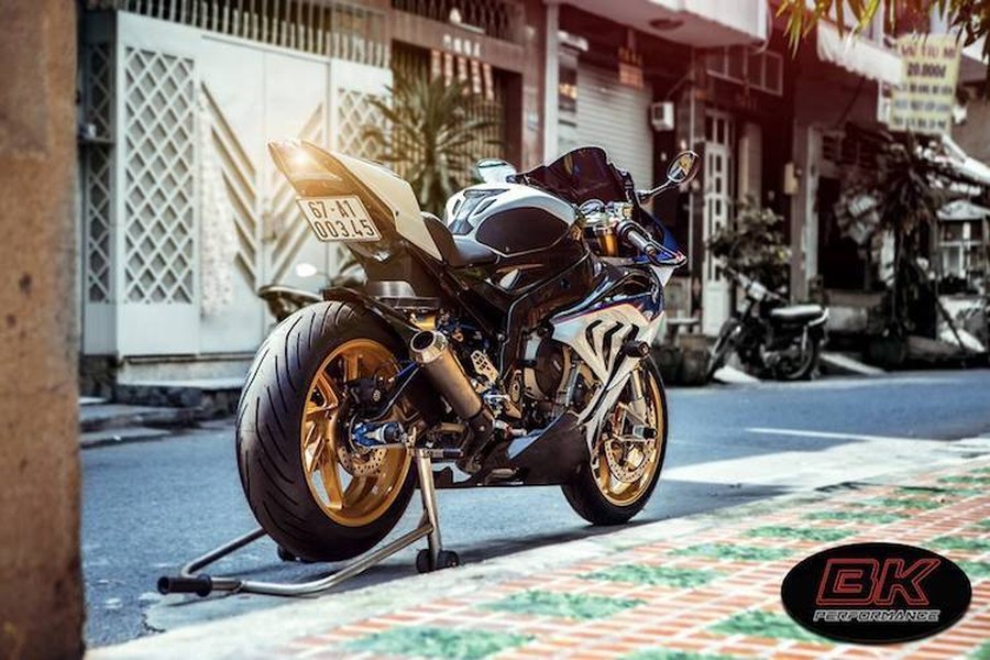 Với dàn đồ chơi "hàng khủng" được chủ nhân trang bị trên xe, chiếc  siêu môtô BMW S1000RR không chỉ trở nên bắt mắt và hấp dẫn hơn, mà còn có hiệu năng vận hành nâng cao và ổn định hơn.