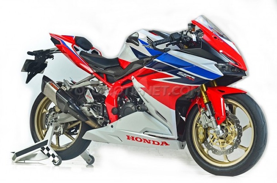 Được bán ra vào nửa cuối năm 2016, hiện mẫu  xe môtô Honda CBR250RR đang là mẫu sportbike phân khối lớn "hạng nhẹ" tốt nhất trong phân khúc 250 cc. Với các công nghệ mới vượt trội hơn như phuộc USD, bướm ga điện tử, hệ thống lái đa chế độ... chiếc xe đã hoàn toàn "áp đảo" 2 đối thủ đồng hương Yamaha R25 và Kawasaki Ninja 250 ở các thử nghiệm khác nhau.