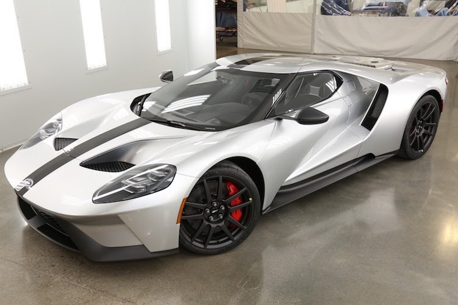 Thế hệ  siêu xe Ford GT mới nhất đã trở thành một "đại diện" hiếm hoi cho nước Mỹ trong "cuộc chiến" siêu xe đỉnh cao với các nhà sản xuất châu Âu. Tiếp tục đưa mẫu xe này lên một tầm cao mới, Ford đã tiếp tục ra mắt phiên bản Ford GT Competition Series với hiệu năng gần nhất với chiếc xe đua đã chiến thắng tại giải Le Mans 24h năm 2016.