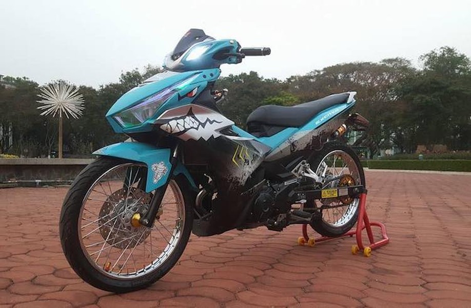 Sau khi nhiều phong cách độ khác nhau đã được áp dụng vào  Yamaha Exciter 150, không ít biker tại Việt Nam đã "biến hóa" kiểu dáng khác biệt hơn bằng cách sử dụng các chi tiết vỏ từ những dòng xe khác. Gần đây, một người chơi xe đã "trình làng" bản độ mới từ Exciter 150, với dàn vỏ của một số dòng xe ga quen thuộc.