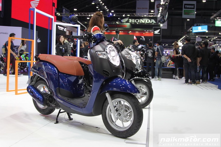  Honda Scoopy i 2017 là mẫu xe tay ga cỡ nhỏ hướng tới khách hàng nữ giới, được bán ở Thái Lan và là đối thủ trực tiếp của chiếc Yamaha Fino. Trong khuôn khổ triển lãm xe Bangkok, thế hệ Honda Scoopy i mới nhất đã vừa được Honda công bố.