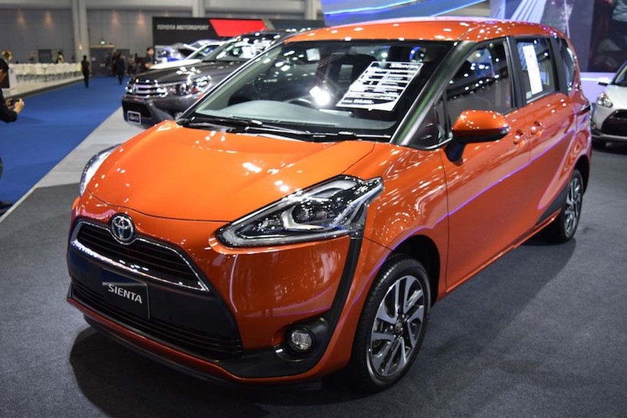 Bị rò rỉ hình ảnh từ năm ngoái tại Đài Loan, chiếc MPV Toyota Sienta là mẫu xe hoàn toàn mới, với mục đích hướng tới nhóm khách hàng gia đình trẻ sống trong đô thị. Được giới thiệu tại thị trường Thái vào tháng 8/2016, mẫu MPV này cũng có mặt tại khu trưng bày của Toyota tại triển lãm BIMS 2016 vừa diễn ra.