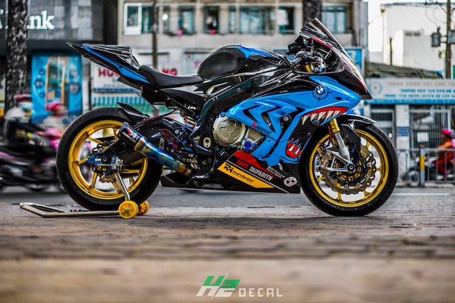 Dù vốn đã là một chiếc xe "hàng khủng" nhưng  siêu môtô BMW S1000RR vẫn được rất nhiều biker tại Việt Nam "chi đậm" để nâng cấp với những phụ tùng "hàng khủng". Mới đây nhất, một người chơi xe miền Nam cũng đã trang bị cho chiếc xe một loạt những món đồ chơi "hàng hiệu", khiến mẫu superbike này càng trở nên đẳng cấp hơn.