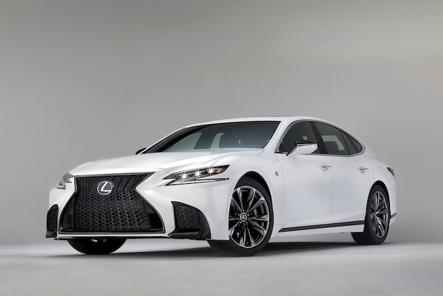 Tại 2 triển lãm đầu năm là Detroit và Geneva, Lexus đã lần lượt ra mắt 2 phiên bản của dòng xe sang LS thế hệ mới là LS500 và LS500h. Sắp tới tại triển lãm New York, hãng sẽ tiếp tục tung ra chiếc  xe sang Lexus LS F Sport dựa trên 2 phiên bản động cơ này, nhưng sở hữu thêm gói trang bị thể thao F Sport.