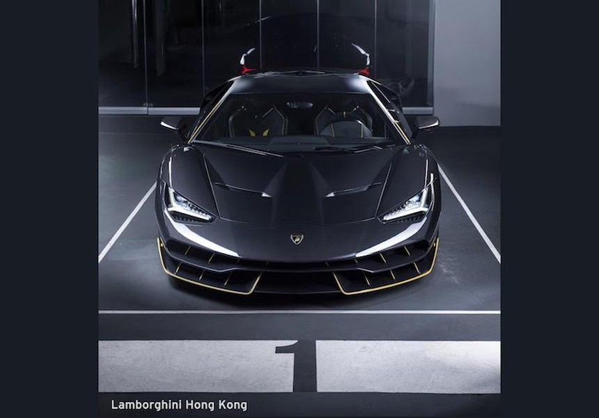 Được ra mắt từ hơn 1 năm trước nhưng phải tới nay, mẫu  siêu xe Lamborghini Centenario mới có chủ nhân đầu tiên tại Hồng Kông. Nhiều khả năng chiếc Centenario này cũng là chiếc đầu tiên có mặt tại Đông Á. Siêu xe này xuất hiện lần đầu trước công chúng tại triển lãm Geneva 2016 nhằm kỷ niêm 100 năm ngày sinh Ferruccio Lamborghini - người sáng lập hãng siêu xe Lamborghini.